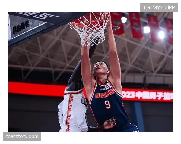 桑乔加速边路突破压制对手防线 本赛季角色转型显著提升比赛影响力