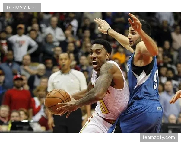 库杜斯如何通过无球跑动与空间利用创造进攻优势