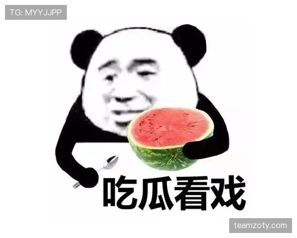 拉菲尼亚拎着菜篮子进小区，隔壁大妈的表情像看到了外星人